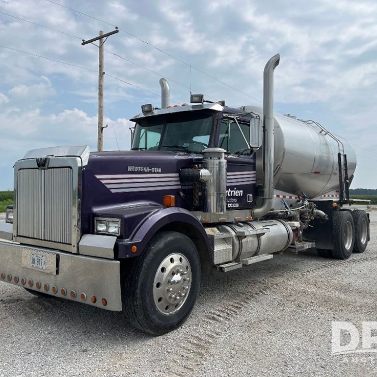 1996 Western Star model 496F Liquid Nurse Truck (JN2748, Unit 40582)