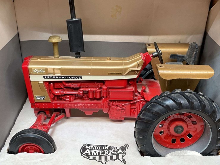 1/16-ih-1026-gold-demonstrator-collector-nib-ertl-image-2
