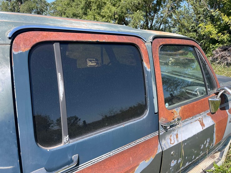 gmc-suburban-image-12