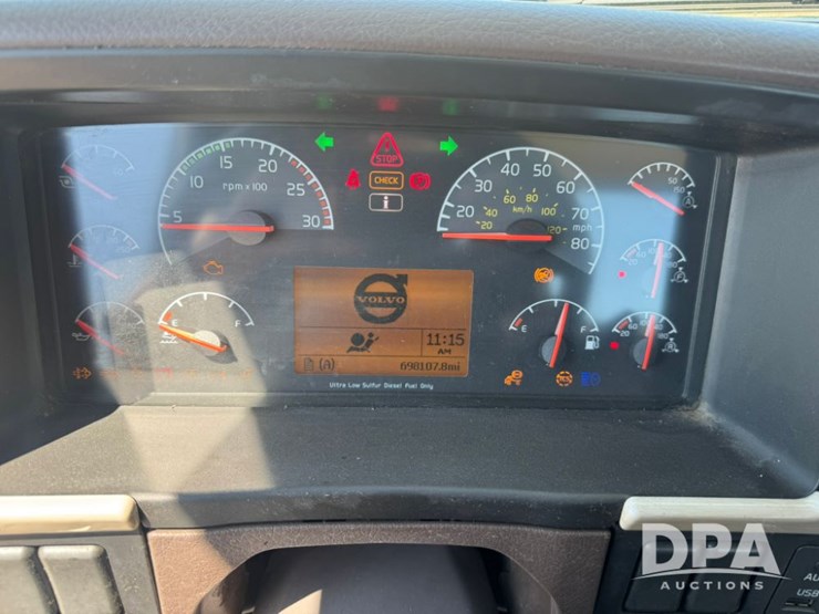 2015-volvo-vnm64t200-image-16