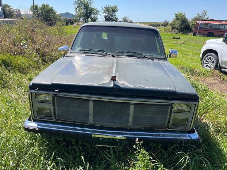 gmc-suburban-image-2