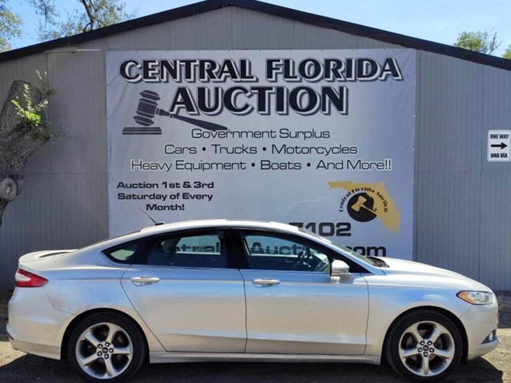 2015-ford-fusion-runs/moves-se-image-1