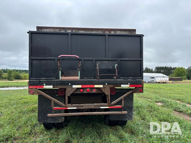 2002-peterbilt-330-image-13
