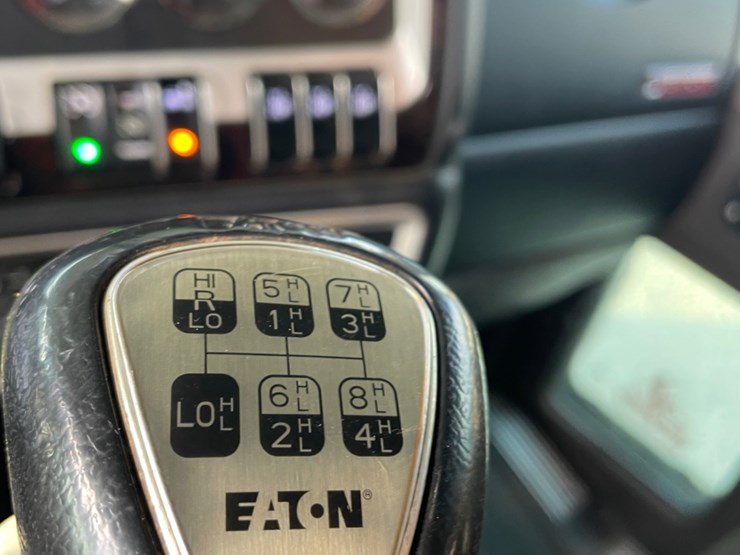 2020-kenworth-w900l-image-10