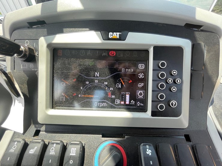 2019-caterpillar-440-image-24