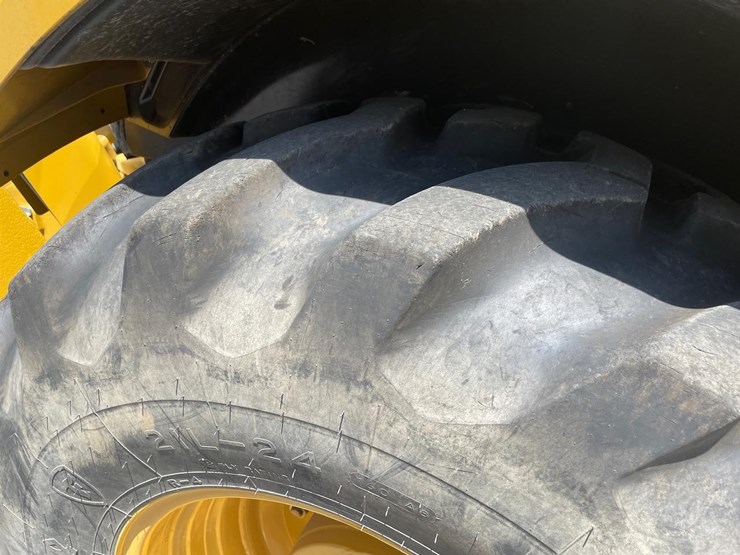 2019-caterpillar-440-image-17