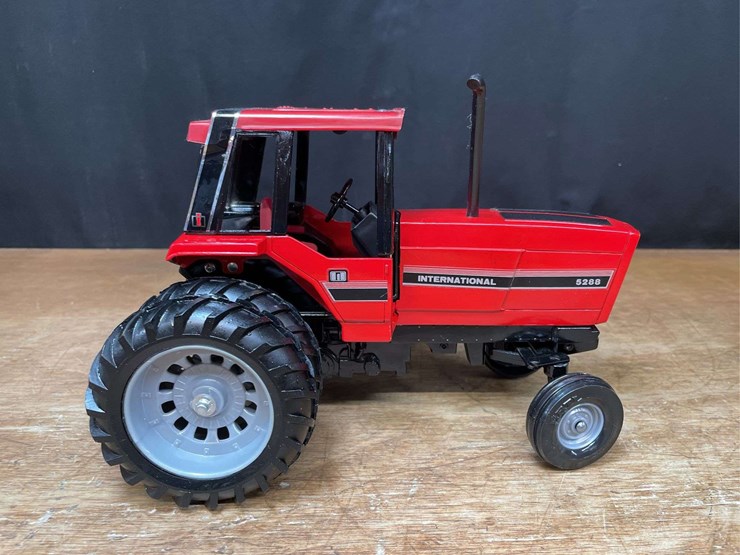 1/16-ih-5288-1981-kansas-city-nib-ertl-image-9