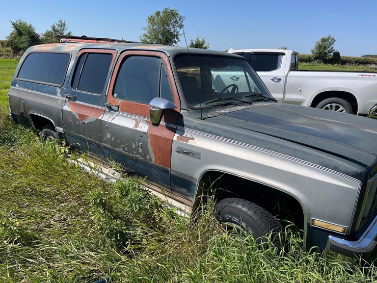 gmc-suburban-image-8