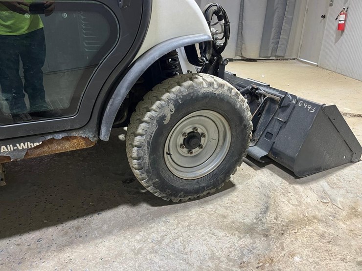 bobcat-5610-toolcat-utility-vehicle-image-21