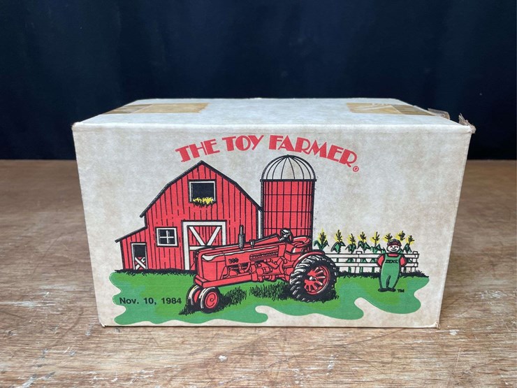 1/16-farmall-300-1984-nfts-nib-ertl-image-14