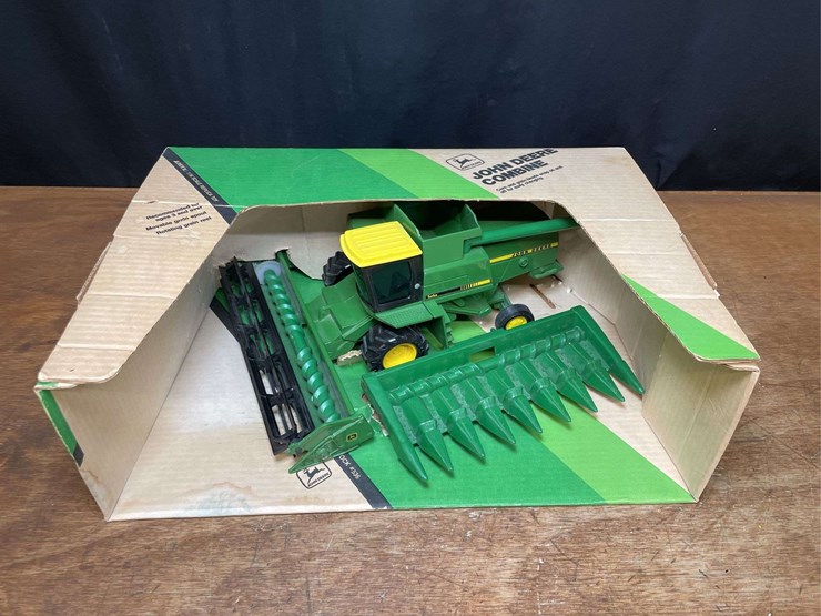 1/24-john-deere-titan-combine-nib-ertl-image-4