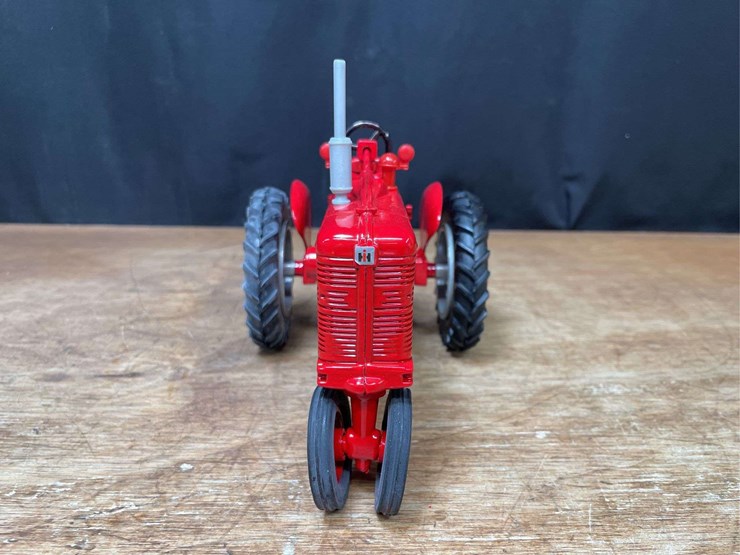 1/16-farmall-super-m-ta-1991-nfts-nib-ertl-image-11
