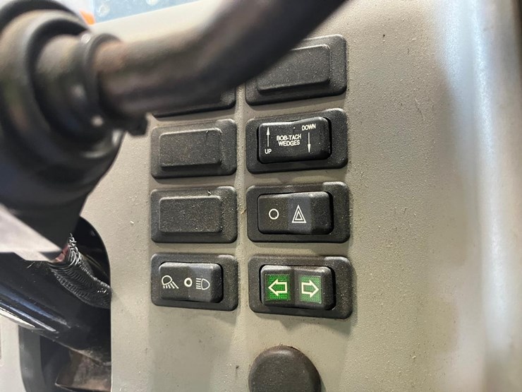 bobcat-5610-toolcat-utility-vehicle-image-30