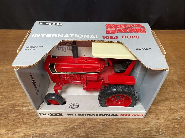 1/16-ih-1066-special-edition-nib-ertl-image-4