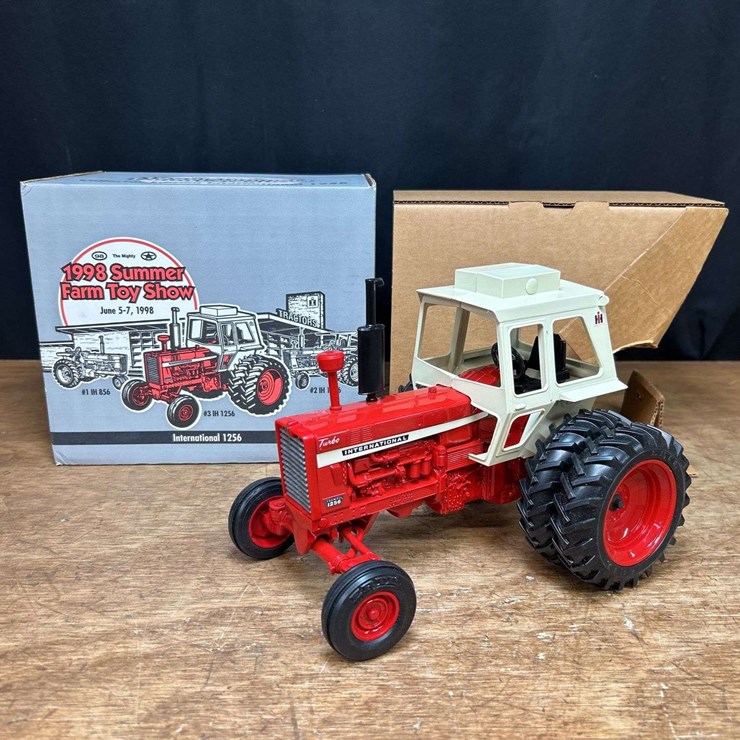 1/16 IH 1256 1998 SFTS NIB Ertl