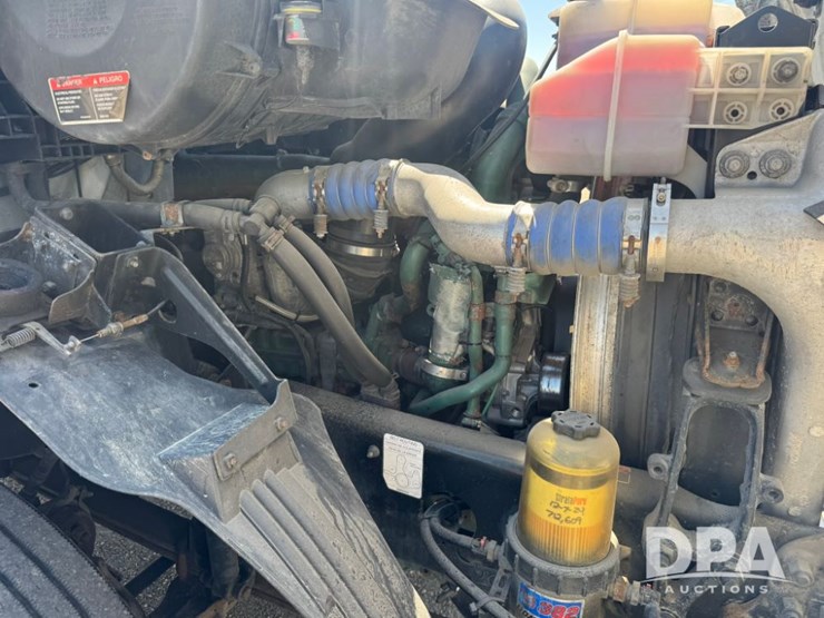 2016-volvo-vnm64t200-image-11