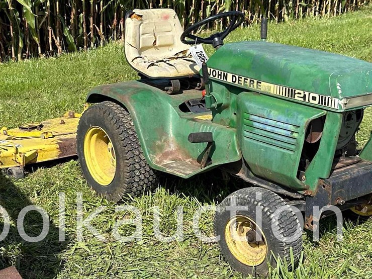 john-deere-210-image-1