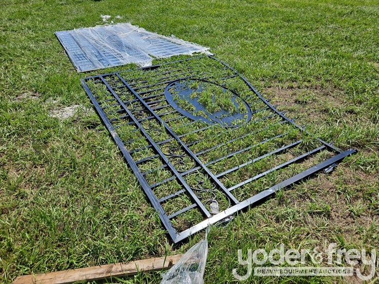 unused-20'-steel-gates-w/-deer-design-image-3