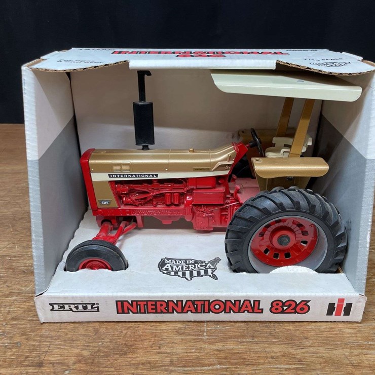 1/16 IH 826 Gold Demonstrator Collector NIB Ertl