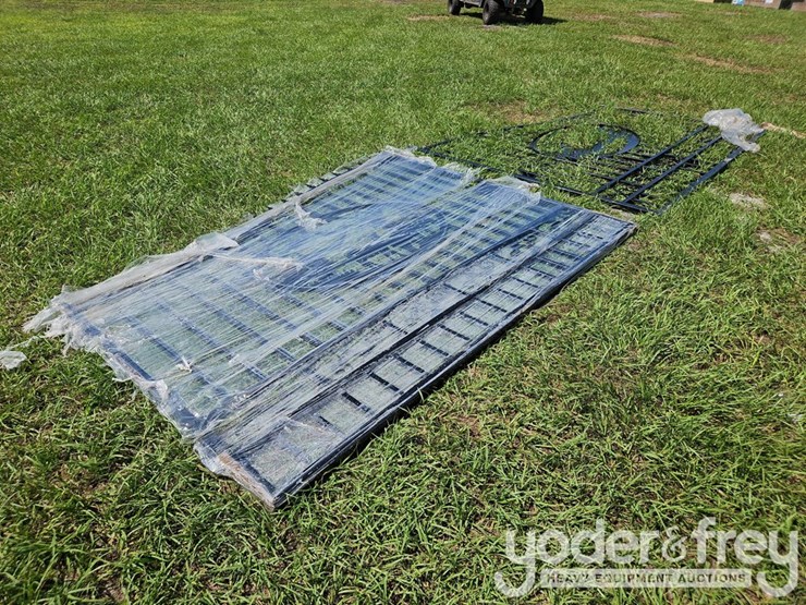 unused-20'-steel-gates-w/-deer-design-image-4