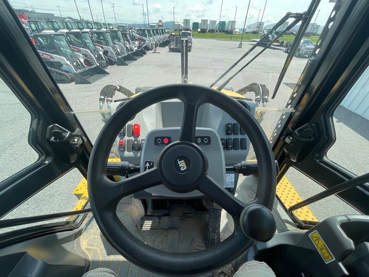 2019-caterpillar-440-image-21