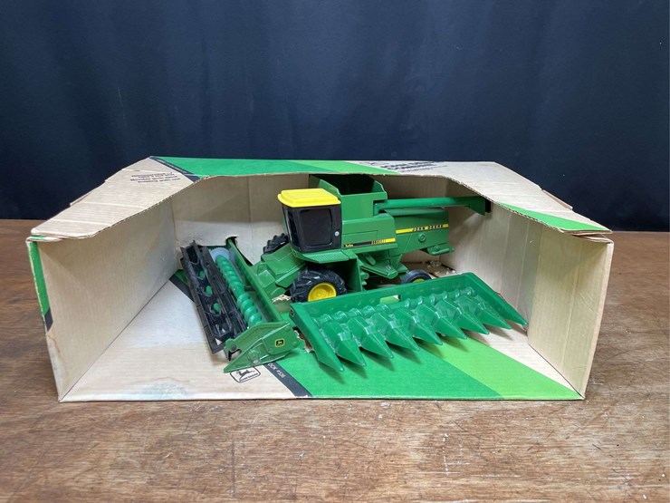 1/24-john-deere-titan-combine-nib-ertl-image-1