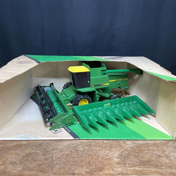 1/24 John Deere Titan Combine NIB Ertl