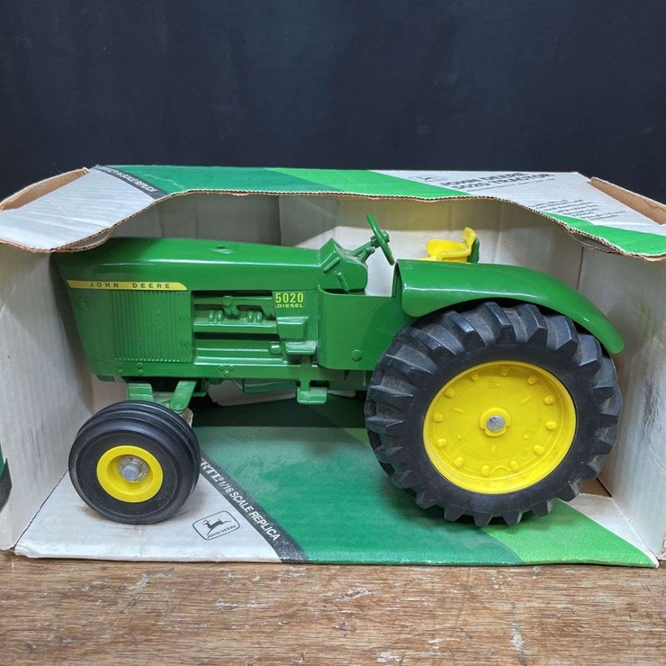 1/16 John Deere 5020 NIB Ertl