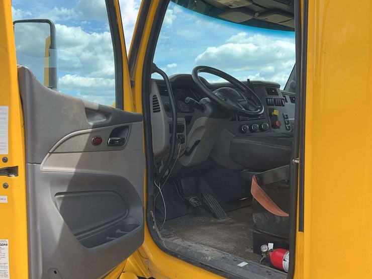 2016-peterbilt-579-image-23