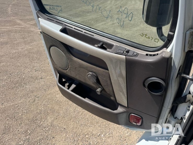 2015-volvo-vnm64t200-image-17