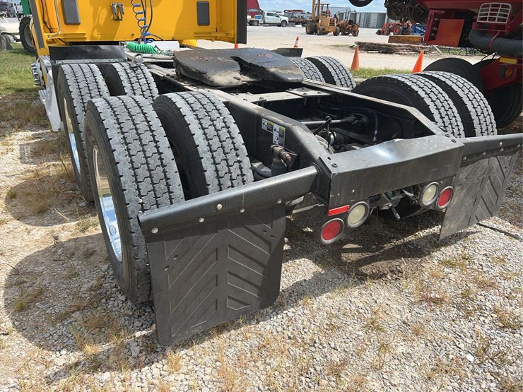 2016-peterbilt-579-image-14