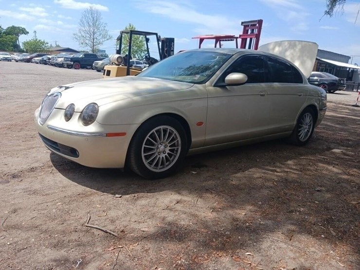 2006-jaguar-s-type-runs/moves-3.0-image-3