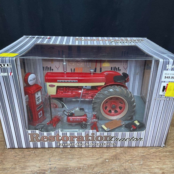1/16 Farmall 460 Restoration NIB Ertl