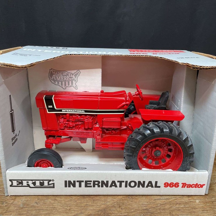1/16 IH 966 Special Edition NIB Ertl