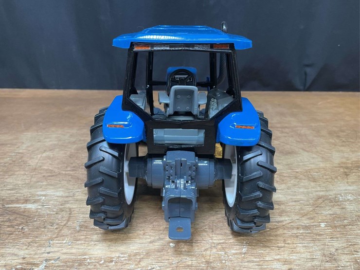 1/16-new-holland-8260-1997-nfts-nib-ertl-image-7