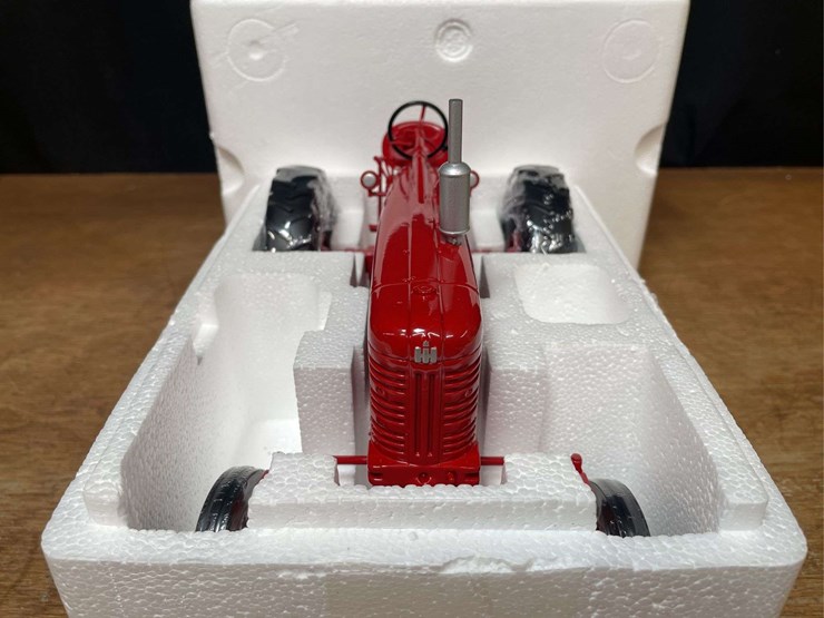 1/16-farmall-400-claire-scheibe-nib-sc-image-4