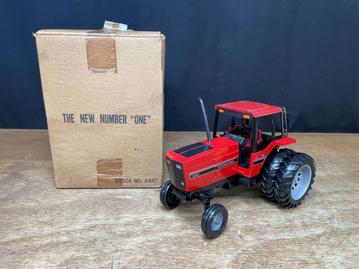 1/16-ih-5288-1981-kansas-city-nib-ertl-image-1