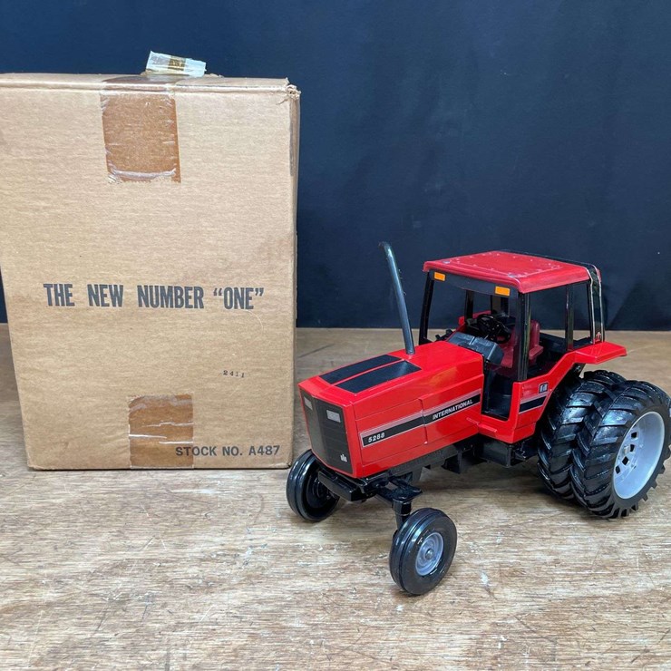 1/16 IH 5288 1981 Kansas City NIB Ertl