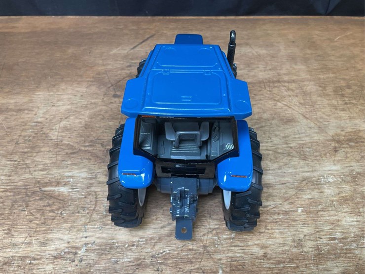 1/16-new-holland-8260-1997-nfts-nib-ertl-image-8