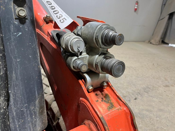 2022-kubota-ssv65-image-11