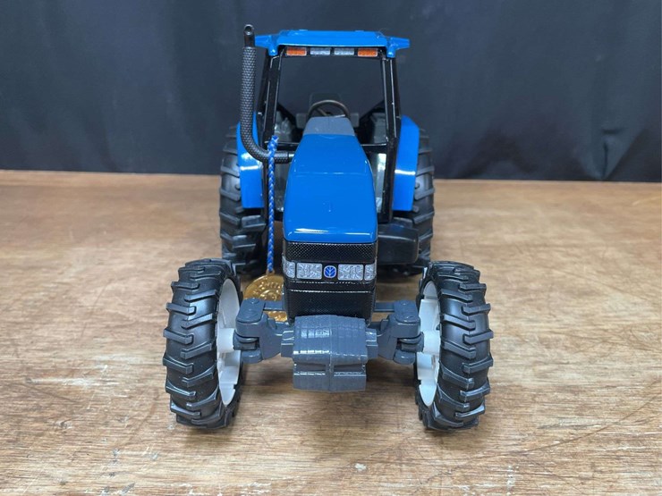 1/16-new-holland-8260-1997-nfts-nib-ertl-image-12