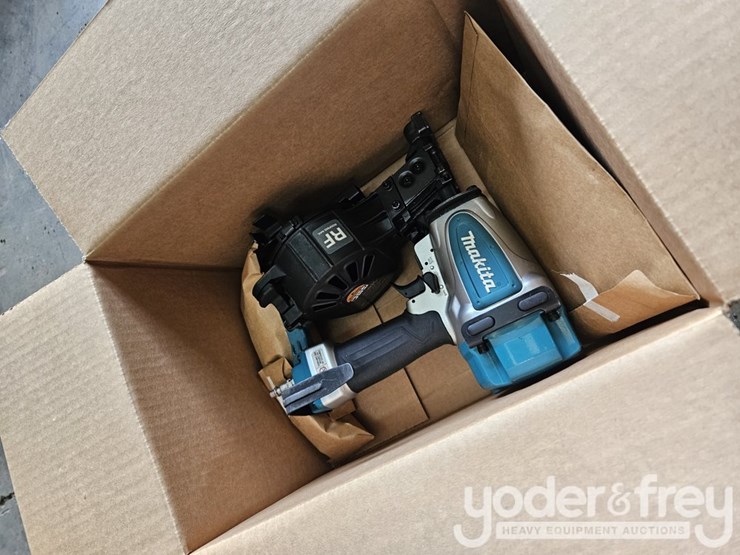 makita-1-3/4"-roofing-coil-pneumatic-nailer,-an454-(1yr-factory-warranty)-image-1