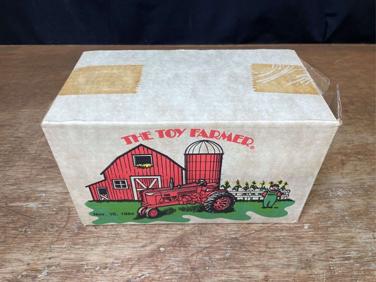 1/16-farmall-300-1984-nfts-nib-ertl-image-15