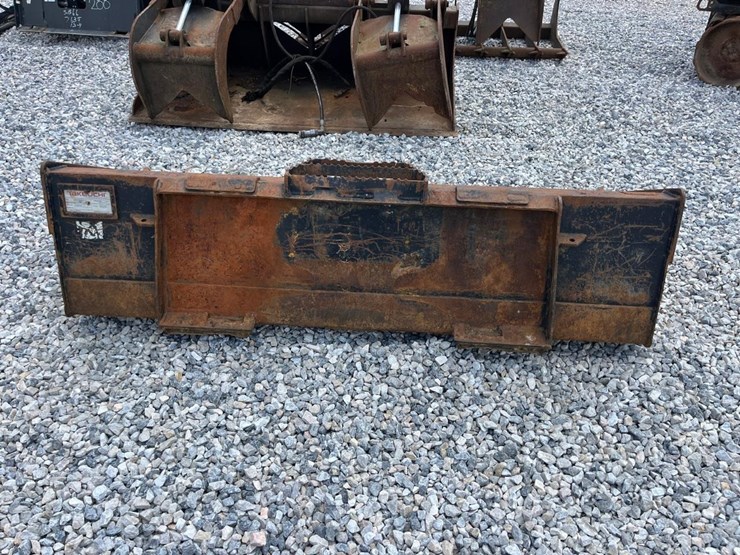 takeuchi-72"-skid-steer-tooth-bucket-image-4