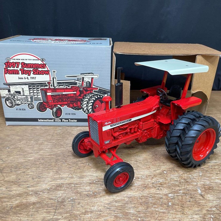 1/16 IH 1026 1997 SFTS NIB Ertl