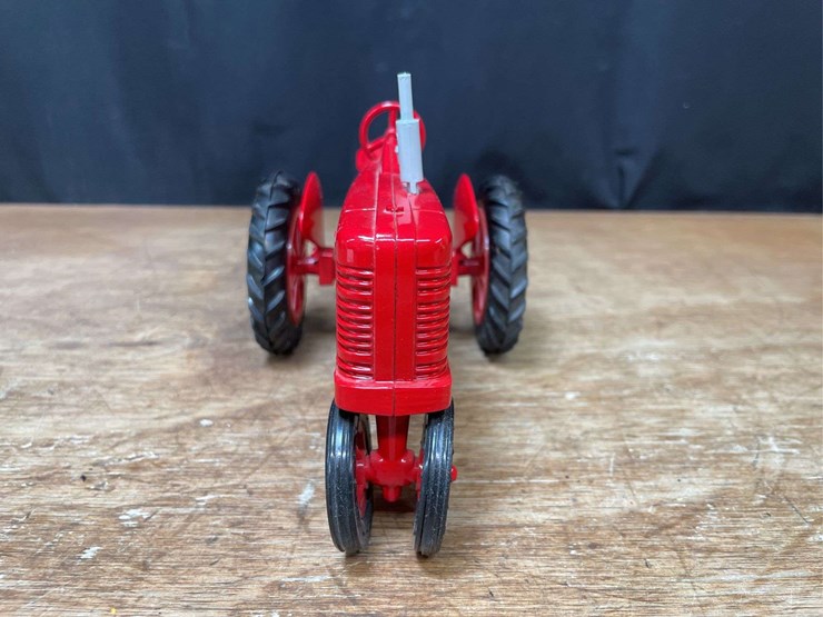 1/16-farmall-300-1984-nfts-nib-ertl-image-12