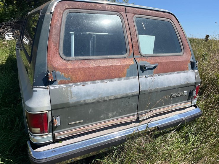 gmc-suburban-image-15