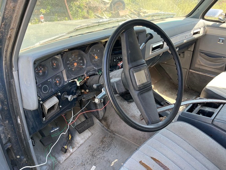 gmc-suburban-image-18