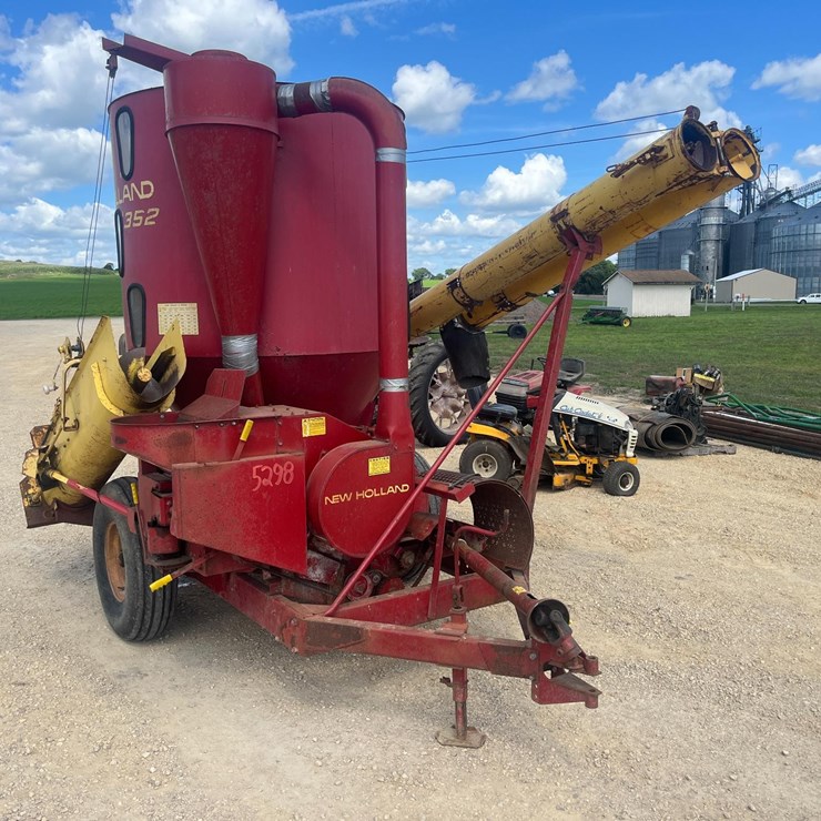 NEW HOLLAND 352
