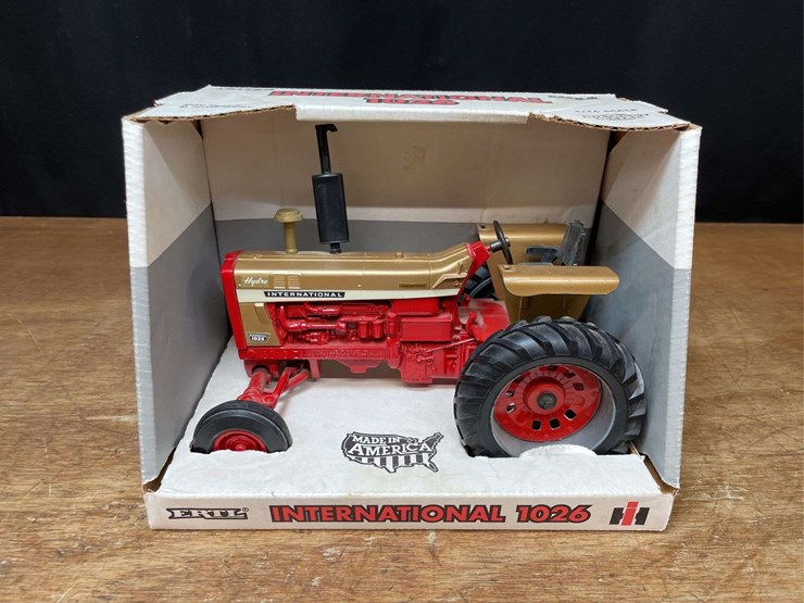 1/16-ih-1026-gold-demonstrator-collector-nib-ertl-image-1